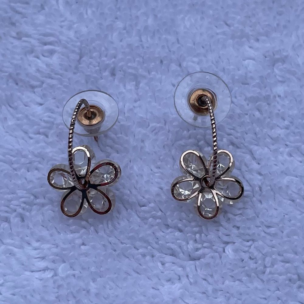 🎁🎉Gift idea! Gold Tone Crystal Flower Earrings